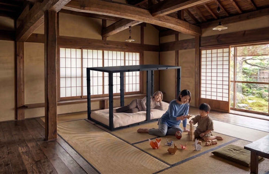 和室に設置したTETUNOMA(鉄の間)と家族の使用イメージ