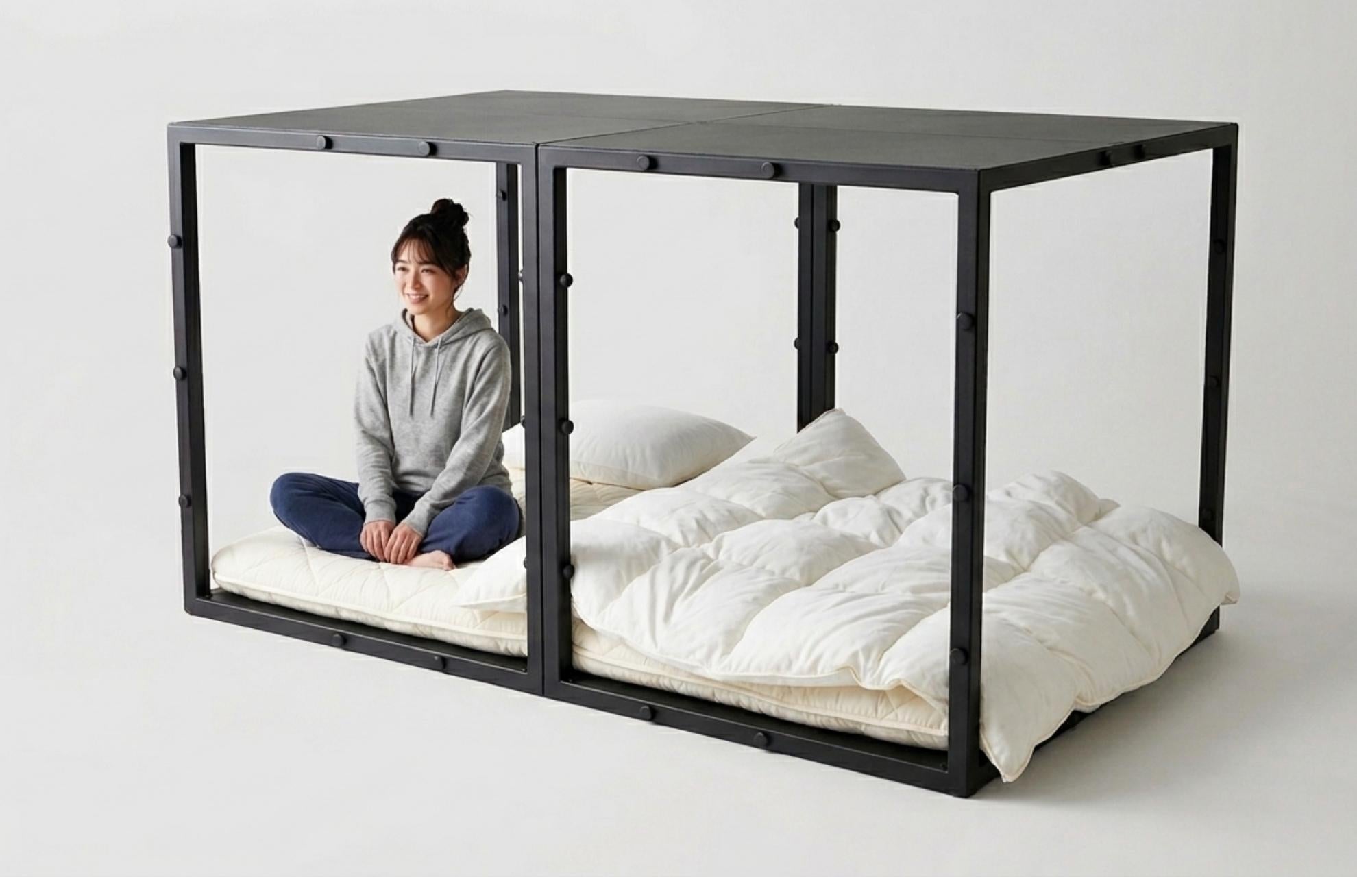 TETUNOMAのフレーム内で座って過ごす様子