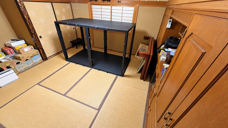 畳の和室に納入した黒いTETUNOMA(鉄の間)のシングル