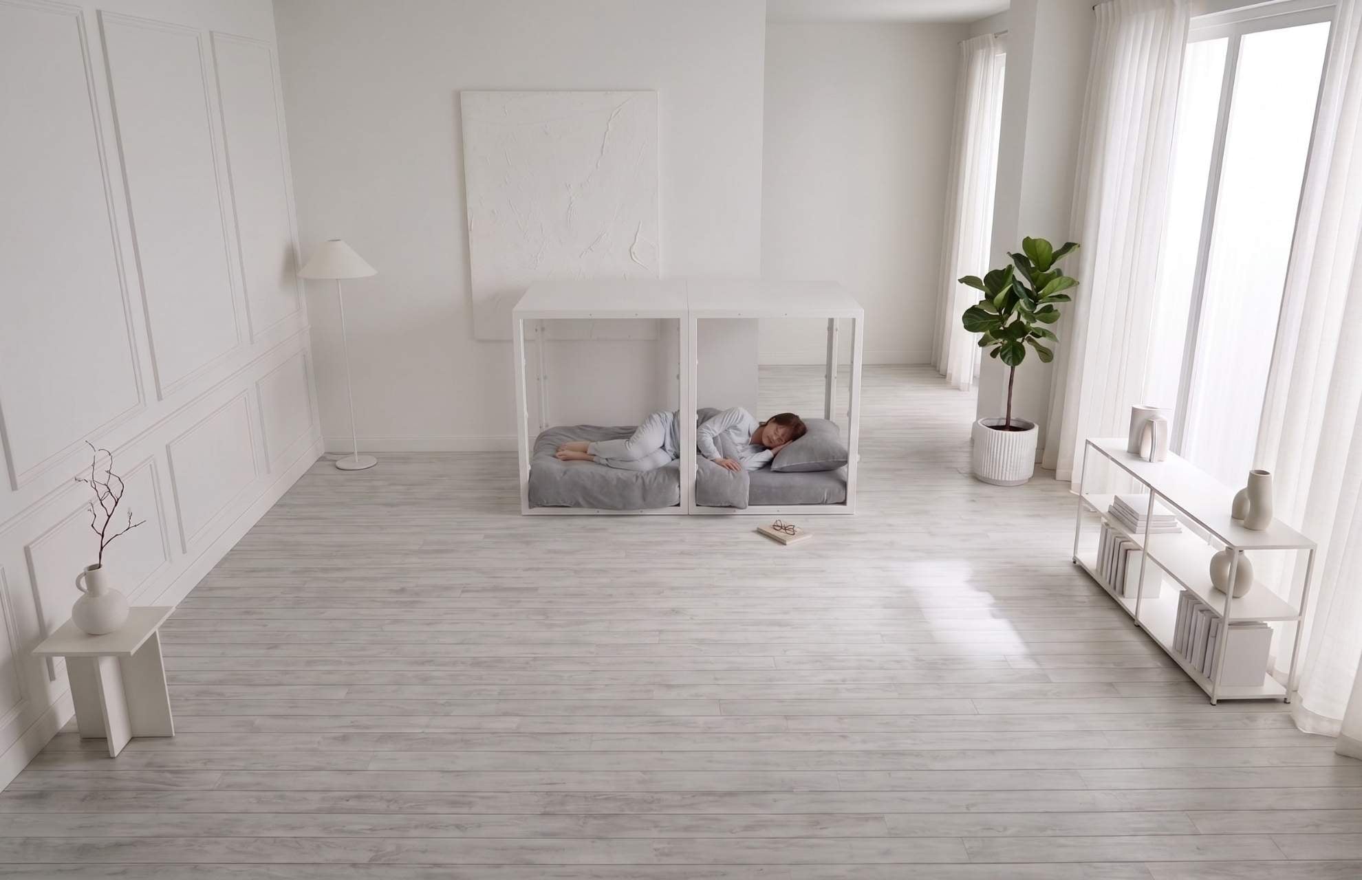 オフホワイトのTETUNOMA(鉄の間)で、女性が布団に横になって眠る寝室のイメージ